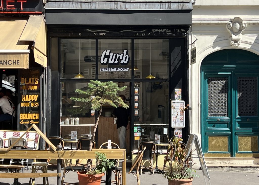 36 rue de Clignancourt 75018 ☎️09-83-64-81-80-9:30〜16:00（木〜15:00）日休　モッツァレラ入りのサンドイッチは冷たいものが多いけれど、これは温かいです。