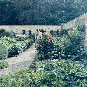 ベインタン・フラワーズ〉の庭園の様子。 | 今年9月、イベントのために一日限定で一般公開された〈ベインタン・フラワーズ〉の庭。ここはポーリーが「ウォールド・ガーデン」と呼んでいる、四方が壁に囲まれた空間。隅に温室がある。