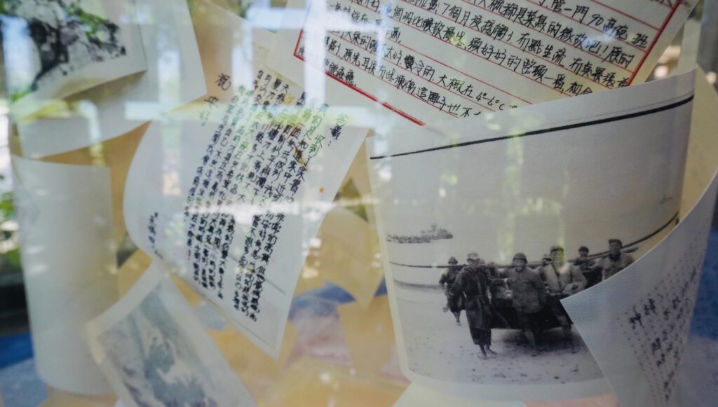 軍人の手紙や写真を印刷した羊皮紙を展示している。
