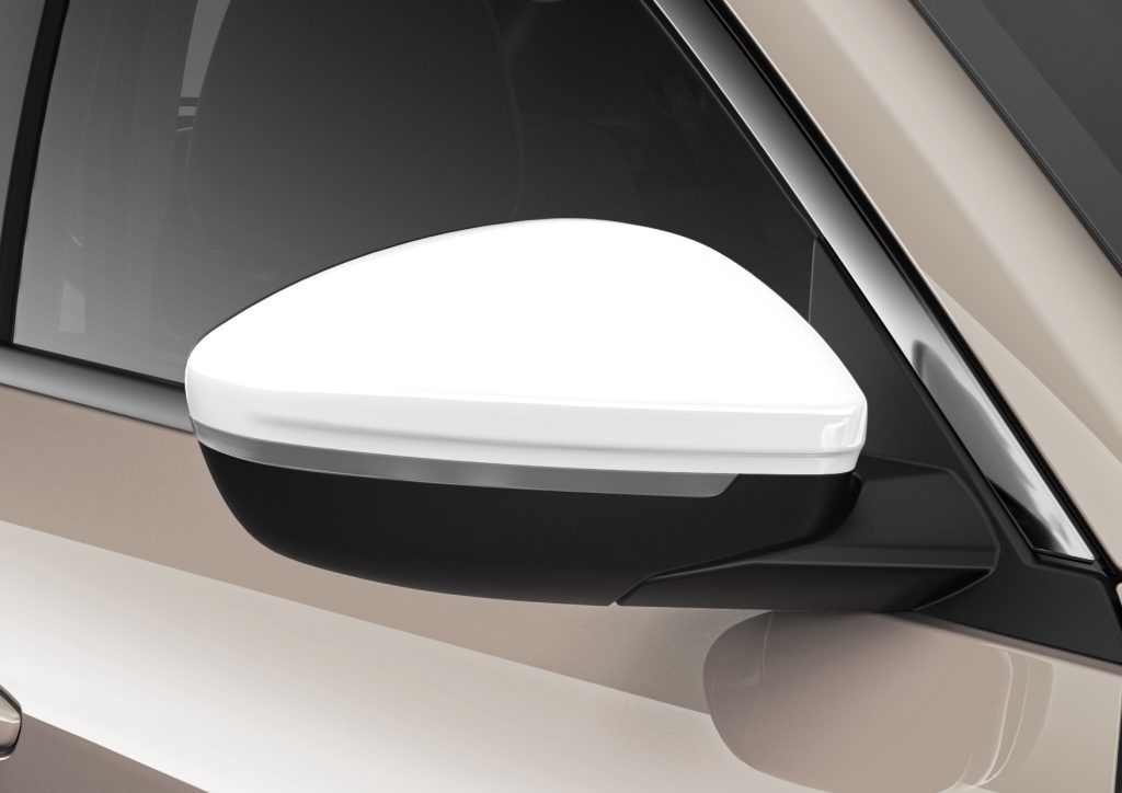 フィアット 600 Hybrid La Prima Caffelatte ドアミラーカバー、フロント・リアそれぞれのエンブレムがホワイトで統一されていて、柔らかく軽やかな印象。 | ドアミラーカバーのホワイトはボディアクセントとして引き立っている。