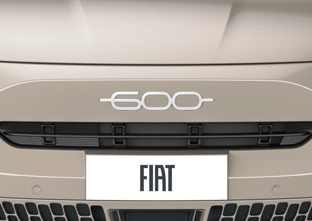 フィアット 600 Hybrid La Prima Caffelatte | フロントの600エンブレムは柔らかく軽やかな印象。