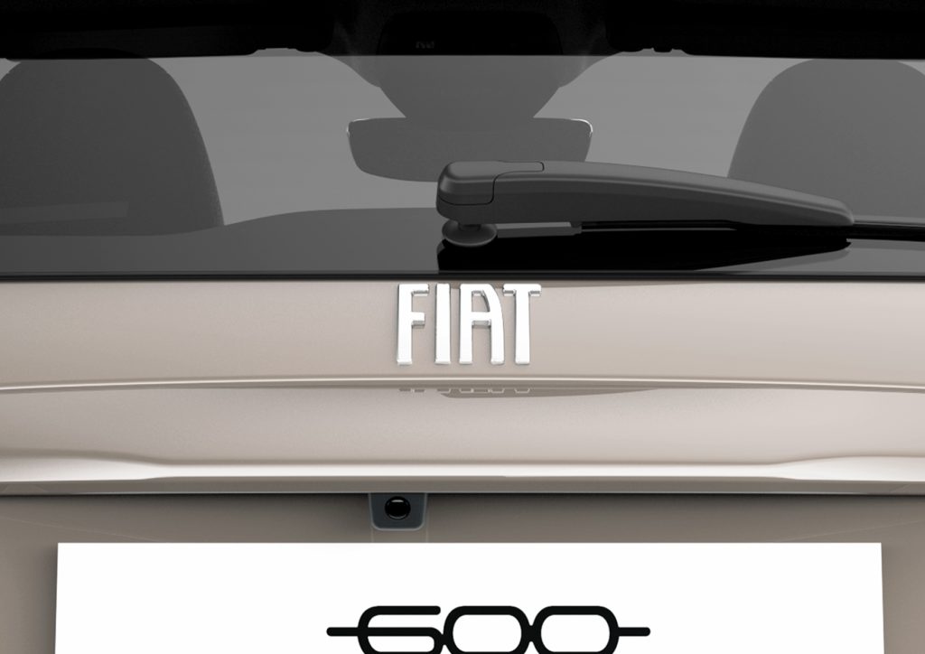 フィアット 600 Hybrid La Prima Caffelatte | リアのFIATエンブレムも統一されたカラー。