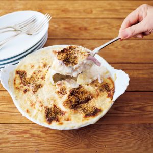 本気のグラタンを作る。ソースも具もひと手間かけて。 湯気まで味わう、ごちそう。この日の気分は「フランスの古い料理本に載っていた、ムラのある素朴な焼き上がり」。パン粉の香ばしさがたまらない。 | この日の気分は「フランスの古い料理本に載っていた、ムラのある素朴な焼き上がり」。パン粉の香ばしさがたまらない。