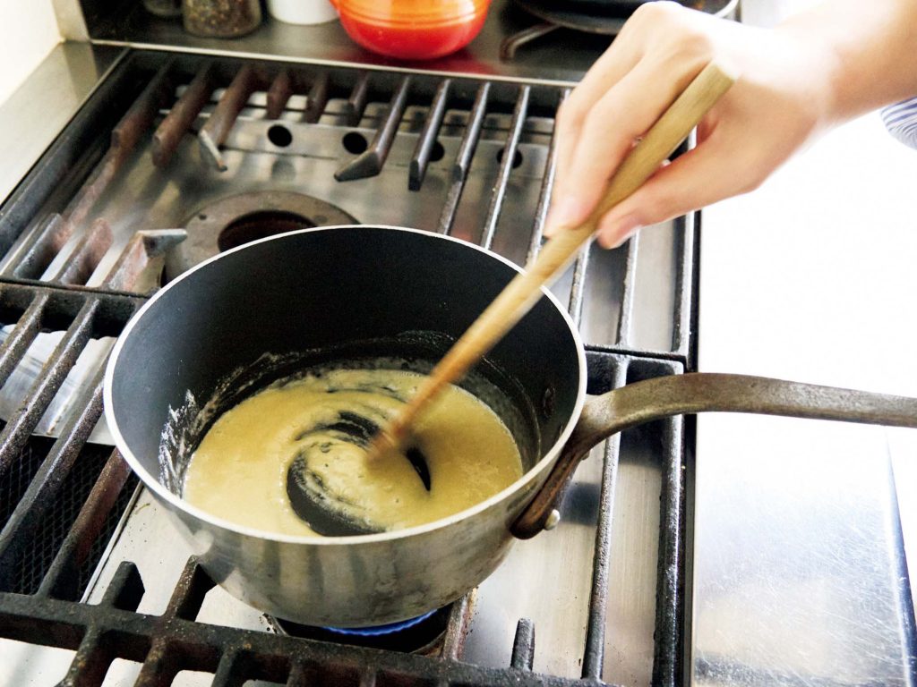 本気のグラタンを作る。ソースも具もひと手間かけて。 湯気まで味わう、ごちそう。炒め終わりは、全体がなじんでとろりとしてきた頃。火の通し方が足りないと粉っぽさが残るので、なめらかに仕上げる。 | 炒め終わりは、全体がなじんでとろりとしてきた頃。火の通し方が足りないと粉っぽさが残るので、なめらかに仕上げる。