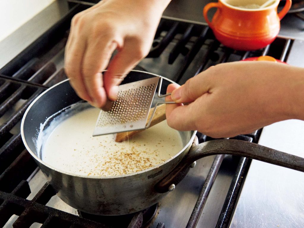 本気のグラタンを作る。ソースも具もひと手間かけて。 湯気まで味わう、ごちそう。ほんのり効かせたいにんにくは2等分して加える。ナツメグはたっぷりと。実をすりおろすと、さらに香りが高く効果的。 | ほんのり効かせたいにんにくは2等分して加える。ナツメグはたっぷりと。実をすりおろすと、さらに香りが高く効果的。