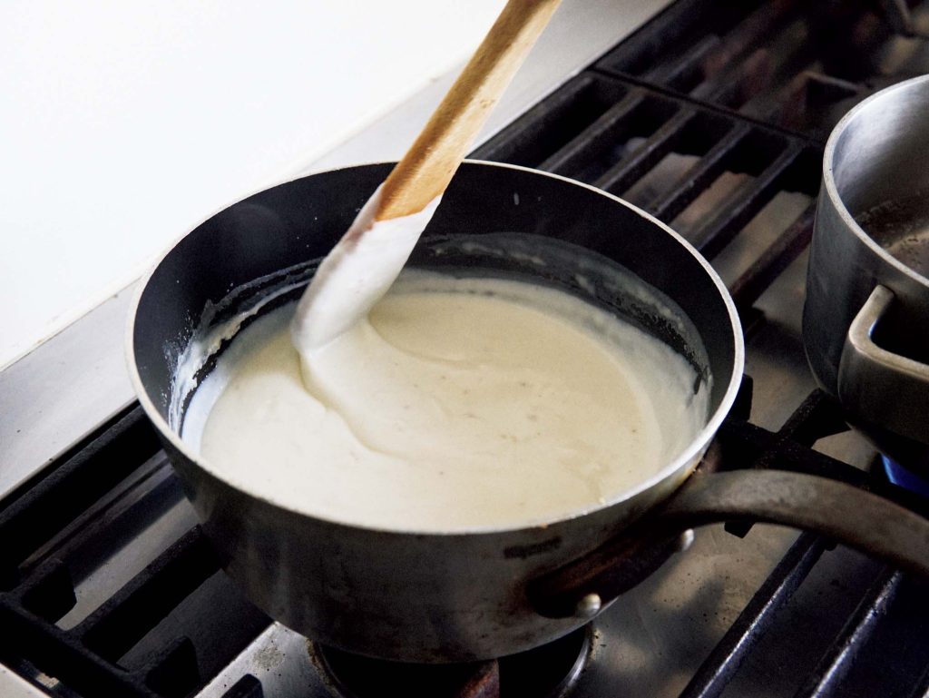 本気のグラタンを作る。ソースも具もひと手間かけて。 湯気まで味わう、ごちそう。ベシャメルソースは冷めると表面に膜が張るので、出来上がったら蓋をしておくと、膜ができにくくなる。 | ベシャメルソースは冷めると表面に膜が張るので、出来上がったら蓋をしておくと、膜ができにくくなる。