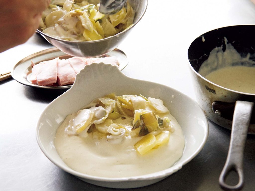本気のグラタンを作る。ソースも具もひと手間かけて。 湯気まで味わう、ごちそう。底にベシャメルソースを敷いておくと具が器にくっつきにくい。具にも先にソースを混ぜれば、さらにふんわりなじむ。 | 底にベシャメルソースを敷いておくと具が器にくっつきにくい。具にも先にソースを混ぜれば、さらにふんわりなじむ。