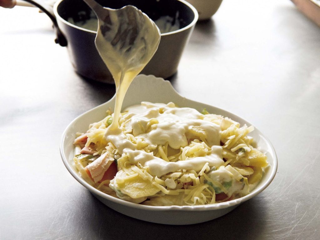 本気のグラタンを作る。ソースも具もひと手間かけて。 湯気まで味わう、ごちそう。野菜とソースが主役なので、チーズの役割は風味づけ。すりおろしたパルミジャーノか粉チーズを薄くふりかける程度に。 | 野菜とソースが主役なので、チーズの役割は風味づけ。すりおろしたパルミジャーノか粉チーズを薄くふりかける程度に。