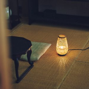 静岡に伝わる「駿河竹千筋細工」は、細く丸く整えた竹ひごを一本ずつ組み上げる竹細工。伝統工芸品