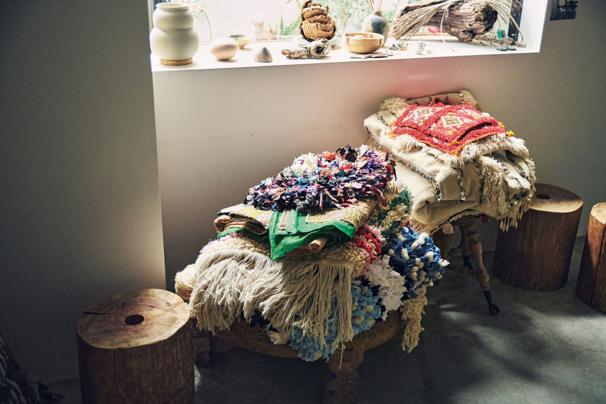 〈WONDER FULL LIFE〉を主宰する大脇千加子さんの住まいへ。スツールに積まれたマットは、古着のＴシャツや着物などを織り込んで作られたボシャルウィット。