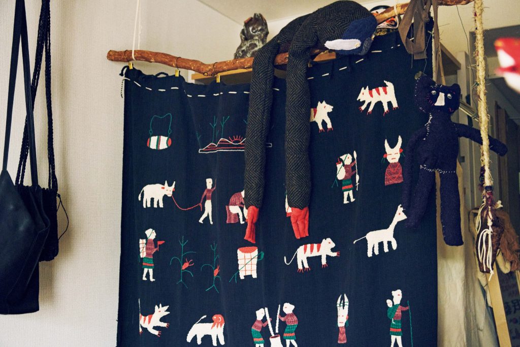 タイ生まれの刺繍布 | 友人からもらったタイ生まれの刺繍布は間仕切りに。