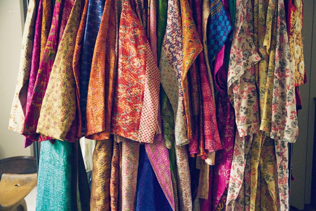 日本で柄合わせをして洋服に仕立てた、インドのカンタ。 | インドの女性が家族の幸福と繁栄を願って、古布に刺し子を施すカンタ。日本で柄合わせをして洋服に仕立てることで、現代に寄り添う形に再構築している。