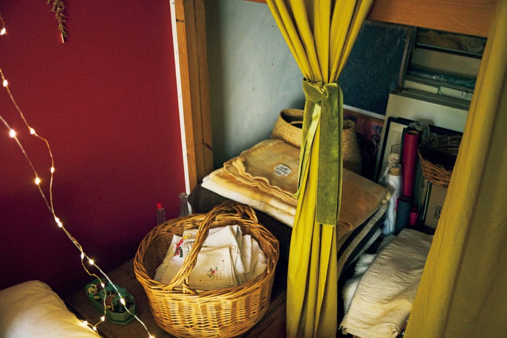 押し入れの目隠しの布 | 押し入れの目隠しの布は、天井の高さに合わせて220㎝にカットし、吊るすだけ。タッセルは別珍のリボン。