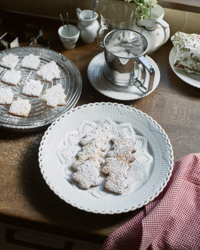 ホワイトフルーテッド FL プレート (中央下) ［∅27cm］￥26,950、 (中央上) ［∅17cm］￥16,500、 (右上) ［∅19cm］￥18,100、グリーンフルーテッド プレイン エッグカップ［∅3×H5.3㎝］￥6,600、ホワイトフルーテッド クリーマー［80ml］￥4,400、スターフルーテッド クリスマス ジャグS［390ml］￥12,100 (以上ロイヤル コペンハーゲン) その他スタイリスト私物