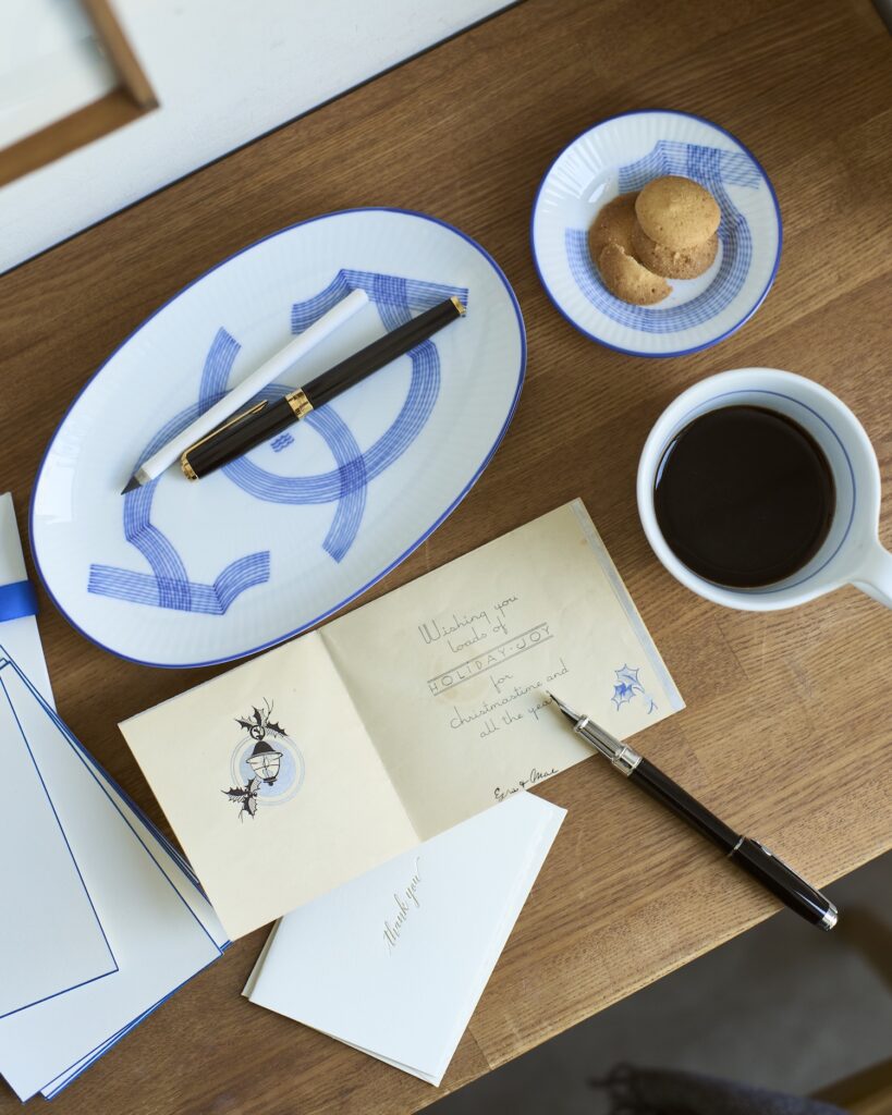 モチーフ オーバルディッシュ［W23.5×H15㎝］￥16,500、ハイハンドルマグ［330ml］￥16,500、ミニプレート3柄セット［∅9×H2.5㎝、∅11㎝、10×10㎝のセット］￥24,200 (以上ロイヤル コペンハーゲン) その他スタイリスト私物