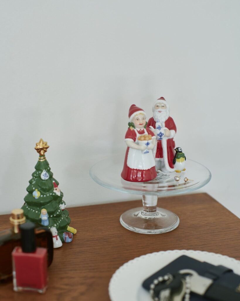 アニュアル サンタ2025［H11㎝］、アニュアル サンタワイフ2025［H10㎝］各￥13,200、アニュアル クリスマスツリー2025［H14㎝］￥15,400 (以上ロイヤル コペンハーゲン) その他スタイリスト私物