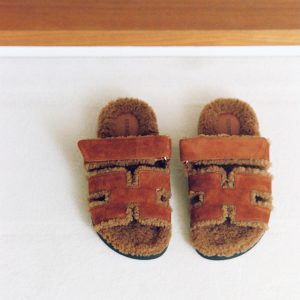 ＜HERMÈS＞のシープスキンサンダル。 | メゾンを象徴するHのカッティングとシープスキンのライニングが、フラットサンダルをラグジュアリーに昇華している。人間工学に基づいた設計のラバーソールが、快適な履き心地を約束する。サンダル「シプレ」￥196,900（エルメス／エルメスジャポン ☎03‒3569‒3300）