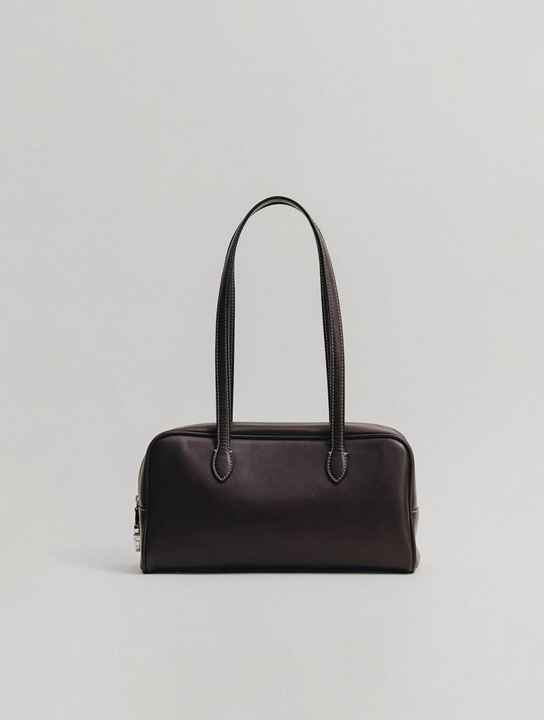 控えめな光沢を放つオイル仕上げのレザーを用いたショルダーバッグ「Sac Loquet Small」¥38,900。 | 控えめな光沢を放つオイル仕上げのレザーを用いたショルダーバッグ「Sac Loquet Small」¥38,900。アウターの上からでも肩にかけやすいロングストラップタイプ。 控えめな光沢を放つオイル仕上げのレザーを用いたショルダーバッグ「Sac Loquet Small」¥38,900。 | 控えめな光沢を放つオイル仕上げのレザーを用いたショルダーバッグ「Sac Loquet Small」¥38,900。アウターの上からでも肩にかけやすいロングストラップタイプ。