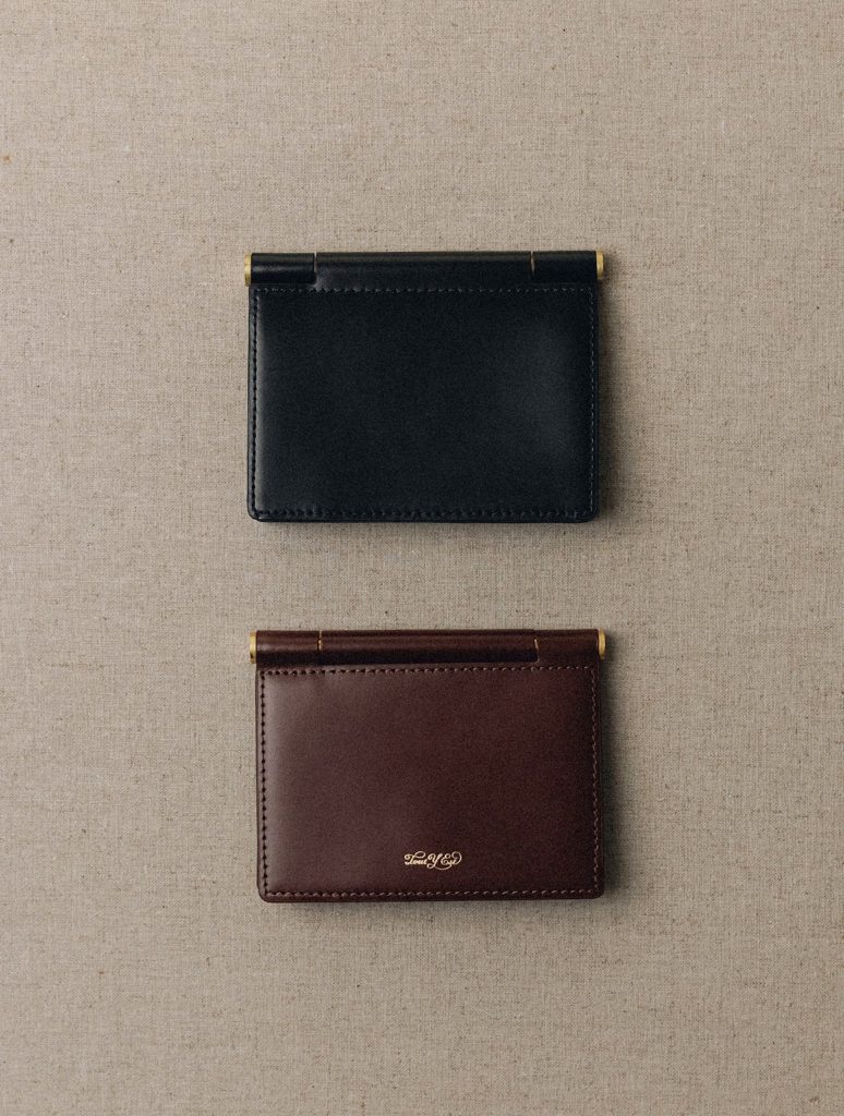 ブラスバーがブランドを象徴する名刺入れ「Porte Cartes De Visite Paumelle」¥13,500。 | ブラスバーがブランドを象徴する名刺入れ「Porte Cartes De Visite Paumelle」¥13,500。フラップの開閉がしやすく、10枚前後のカードを収納可能。 ブラスバーがブランドを象徴する名刺入れ「Porte Cartes De Visite Paumelle」¥13,500。 | ブラスバーがブランドを象徴する名刺入れ「Porte Cartes De Visite Paumelle」¥13,500。フラップの開閉がしやすく、10枚前後のカードを収納可能。