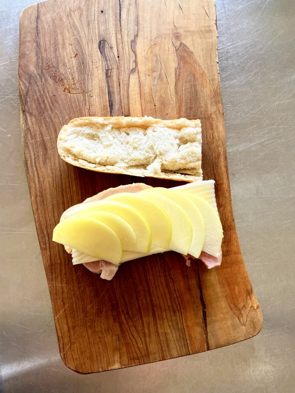 爽やかな青りんごには、チーズとハムを。