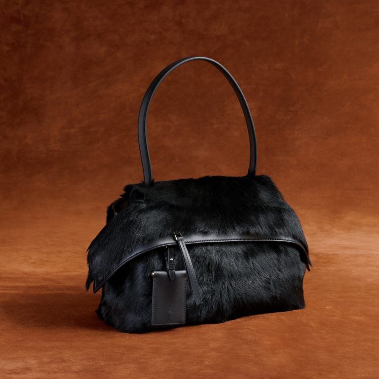 トッズ ウェーブ バッグ ¥471,900（トッズ・ジャパン  0120−102−578）