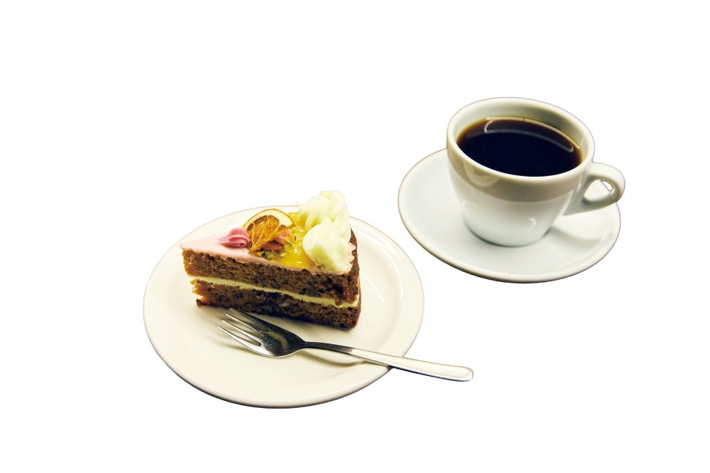 Anthracite 西橋（앤트러사이트 서교／エントゥロサイトゥ ソギョ）のコーヒーとケーキ | 夏目漱石やウィリアム・ブレイクなど、著名な作家や詩人の名前がコーヒーのブレンド名となっている。ハンドドリップコーヒー7,000Ｗ。ケーキも人気。