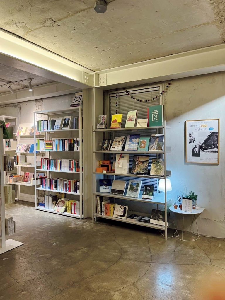 ソウルの書店、翻訳家の書斎（번역가의 서재／ポニョッカエ ソジェ）店内 | 山内マリコ著『買い物とわたし お伊勢丹より愛をこめて』、みやこしあきこ著『ちいさなトガリネズミ』など、現役の翻訳家であるパク・ソンヒョン代表が選んだ良質な本を紹介する国内唯一の翻訳書専門書店。