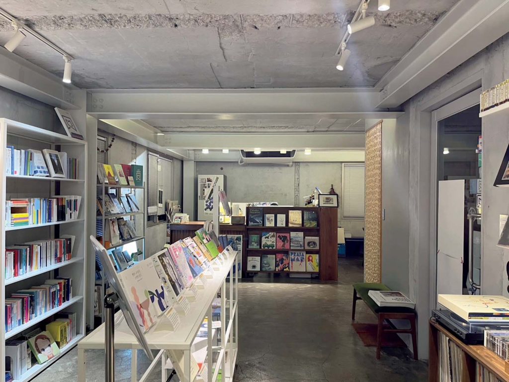 ソウルの書店、翻訳家の書斎（번역가의 서재／ポニョッカエ ソジェ）店内 | 翻訳家のブックトークなど、イベントも継続的に行う。