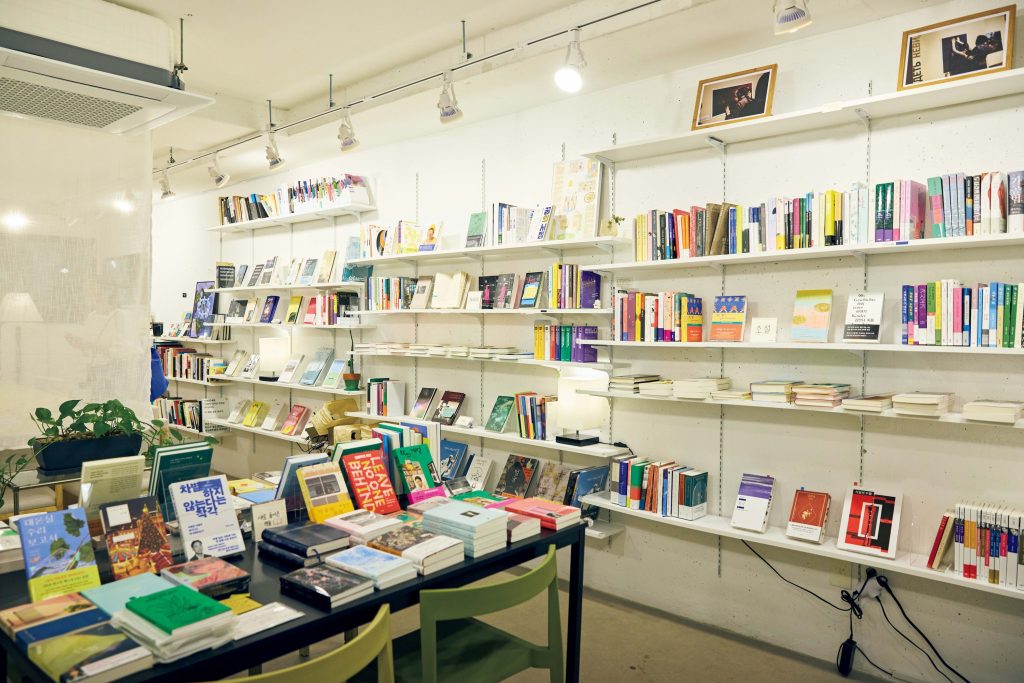 ソウルのバリアフリー独立書店「Tale TanGo（테일탱고／テイル テンゴ）」店内 | 「物語がタンゴのように踊る場所」をテーマに、どんな人も同じようにコンテンツを楽しめることを目指して開店したバリアフリー独立書店。