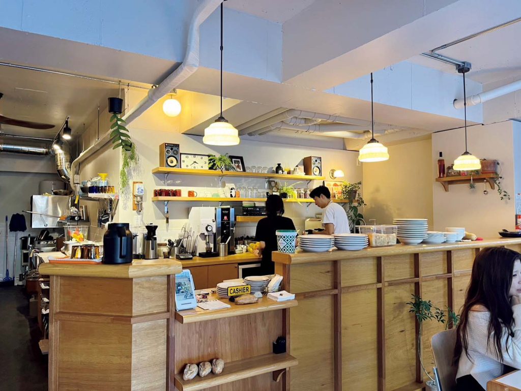 ソウルのカフェ「dopy（도피／ドピ）」の店内の様子 | ご夫婦が迎えてくれる温かい店内。