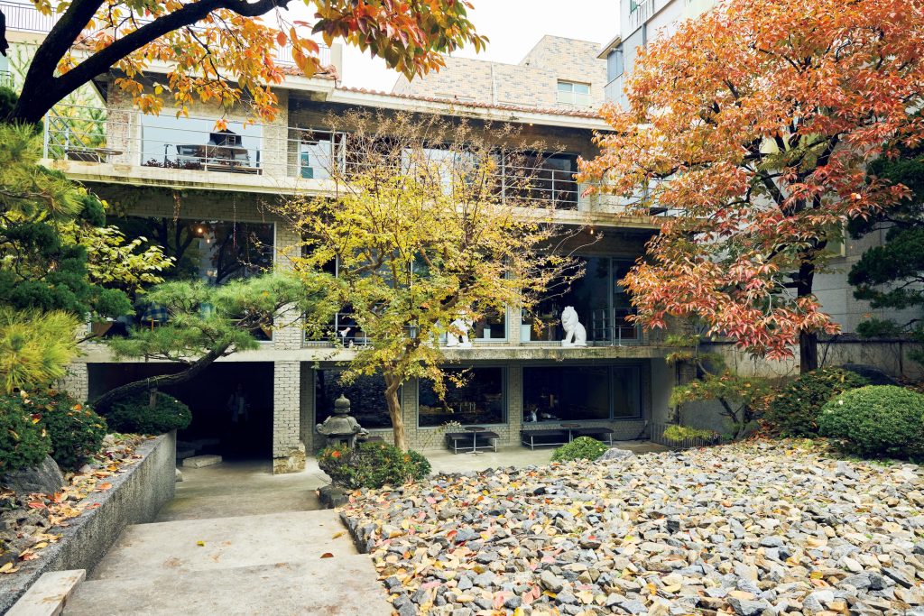 Anthracite 西橋（앤트러사이트 서교／エントゥロサイトゥ ソギョ）の外観 | 古い3階建ての邸宅をリノベーションした店舗。木々の茂る広い庭も美しい。