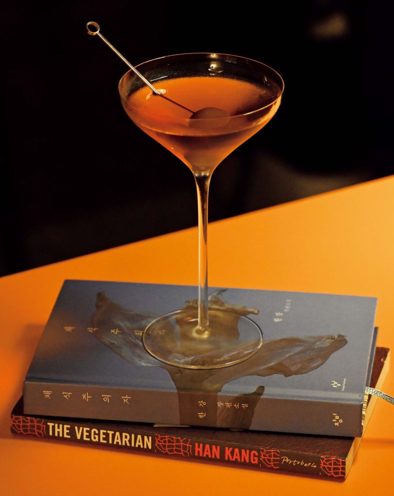 CHAEG BAR（책바／チェッバ）のシグネチャーのカクテルメニュー。 | ハン・ガンの小説『菜食主義者』をテーマにしたカクテル。「本の中にあるその酒」というシグネチャーのカクテルメニューは村上春樹やＦ・スコット・フィッツジェラルドなど、世界各国の小説に出てくる酒をイメージしたもの。18,000～27,000Ｗ。