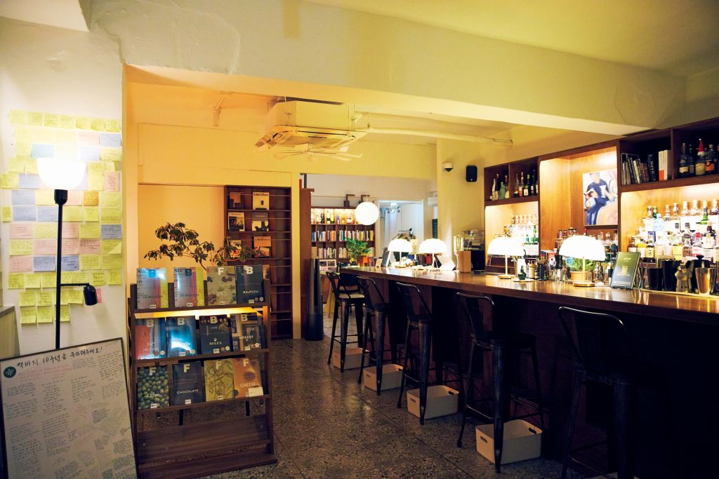 CHAEG BAR（책바／チェッバ）の店内の様子 | 読書に没頭できる静かなエリアと、自由に会話できるエリアに分かれている。