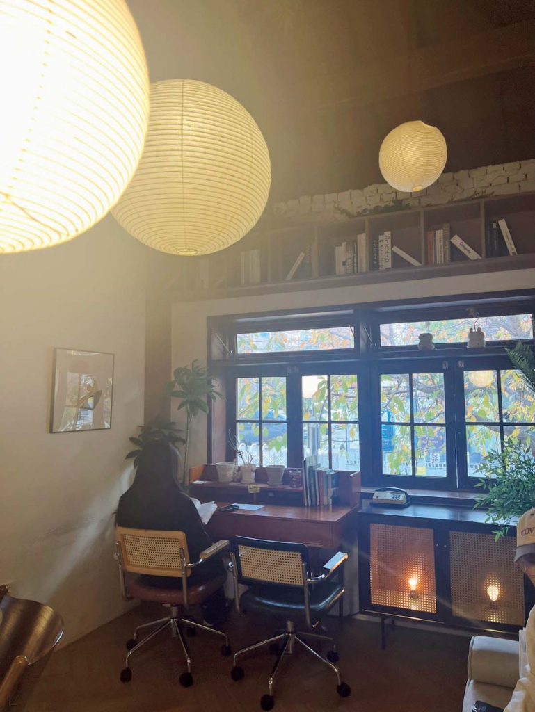 ソウルにあるhouse of vinyl 望遠店 하우스오브바이닐 망원점  ゆったり過ごせるハイテーブル席 | 外を眺めながらゆったり過ごせるハイテーブル席。