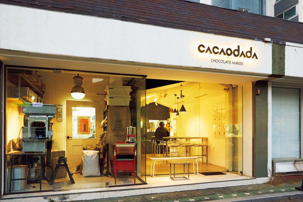 ソウルにあるcacaodada（카카오다다／カカオダダ）の外観 | チョコレートを作る過程を見ることができる店内。夏はアイス、冬はホットで楽しめる、飲むカカオ8,000Ｗ。