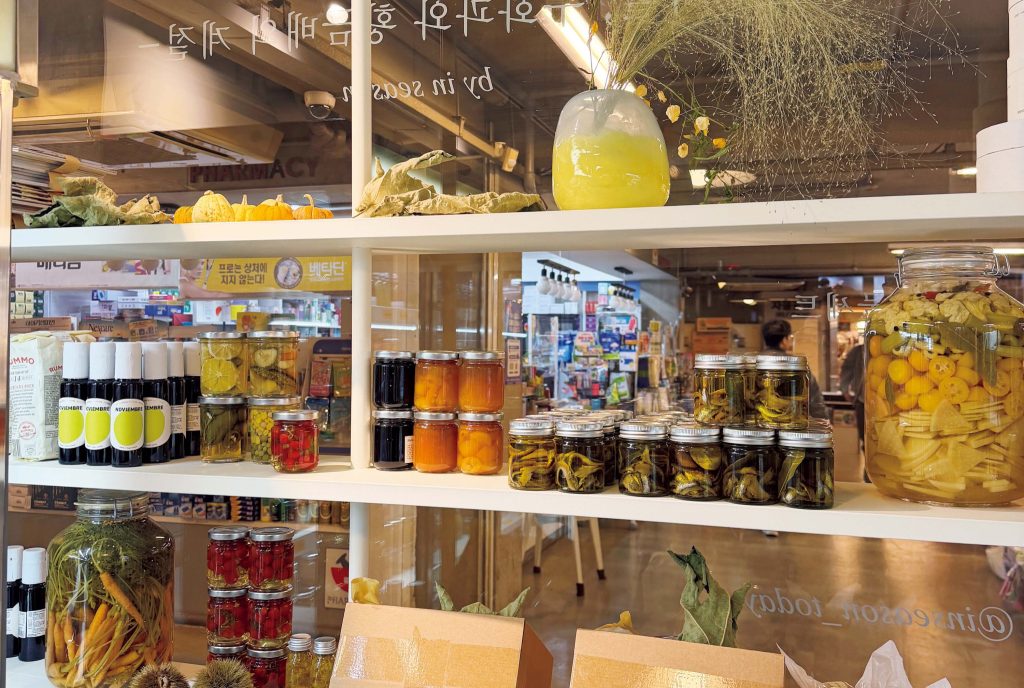 by inseason　바이인시즌　 | スーパー『Saruga Shopping Center』の中に位置しているので、併せて立ち寄りたい。