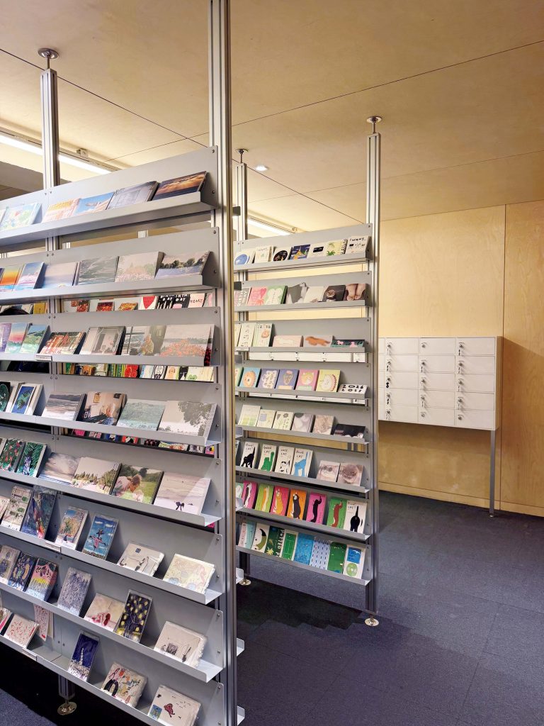poset　포셋　常時3000枚以上が、図書館の棚のように陳列 | 常時3000枚以上のカードが、図書館の棚のように陳列されている。奥に見えるのが、ロッカー。