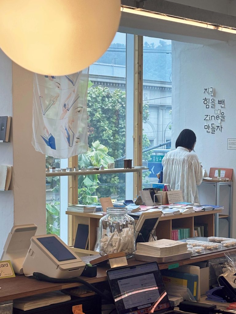 YOUR-MIND（유어마인드／ユオマインド）の店内 | ポケットサイズのZINEやミニブックなどを展開するコーナー。