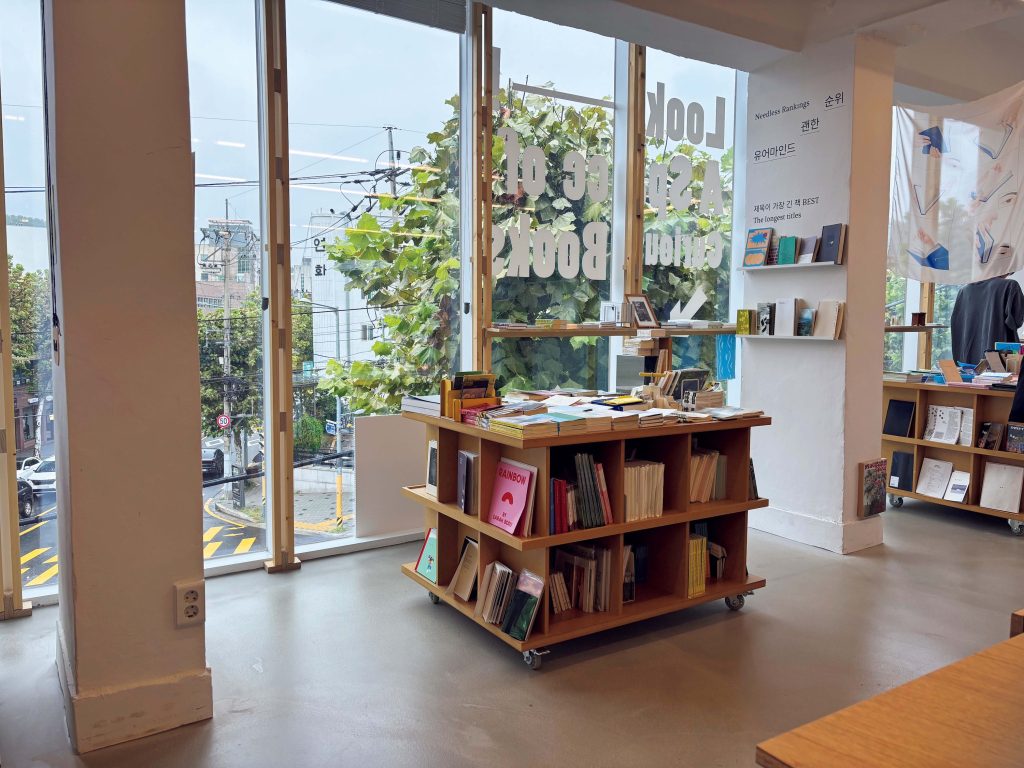 YOUR-MIND（유어마인드／ユオマインド）の店内 | 2009年にオンラインからスタート。翌年から実店舗を運営し、2026年に現在の場所へ移転。窓から見える延禧洞の街並みに癒やされる。