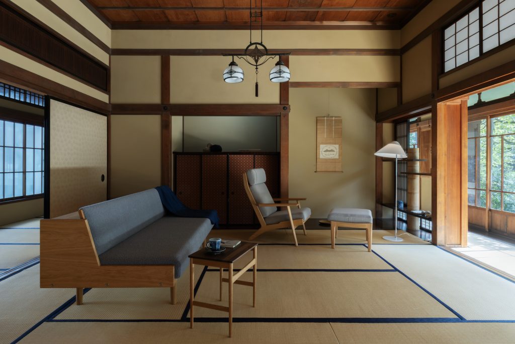 CHS House_Satoshi Nagare (25) | 左に見えるのが、今回世界初披露となった復刻新作「CH258 ソファ」。背もたれを起こすとソファベッドとしても機能するのが最大の特徴。北欧デザインが不思議なほどに和室と調和する。 CHS House_Satoshi Nagare (25)