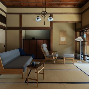 CHS House_Satoshi Nagare (25) | 左に見えるのが、今回世界初披露となった復刻新作「CH258 ソファ」。背もたれを起こすとソファベッドとしても機能するのが最大の特徴。北欧デザインが不思議なほどに和室と調和する。