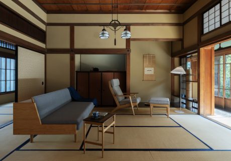 CHS House_Satoshi Nagare (25) | 左に見えるのが、今回世界初披露となった復刻新作「CH258 ソファ」。背もたれを起こすとソファベッドとしても機能するのが最大の特徴。北欧デザインが不思議なほどに和室と調和する。