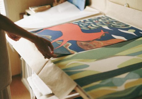 平澤まりこさんの版画作品。 | 馬のモチーフは、平澤さんの作風を象徴する要素のひとつ。今回の展覧会に並ぶ予定の版画作品。