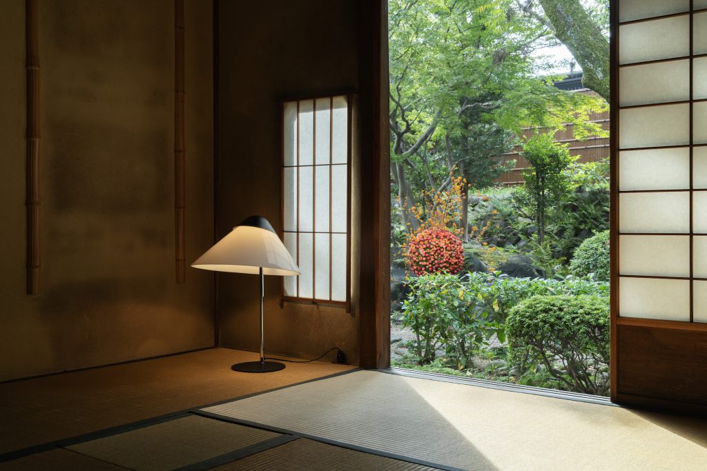 茶室から、美しい庭園を覗く。手前に置かれたのは、ウェグナーがデザインした「オパーラ テーブルランプ」。 茶室から、美しい庭園を覗く。手前に置かれたのは、ウェグナーがデザインした「オパーラ テーブルランプ」。