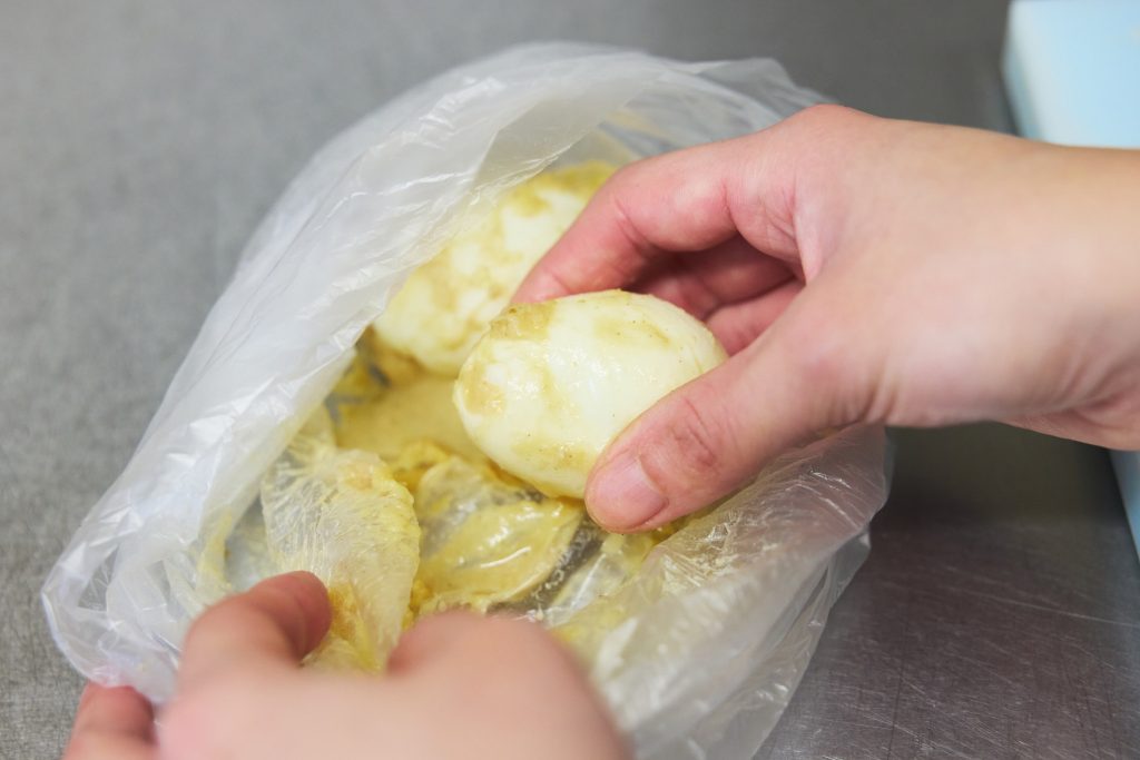 6 ししとうの揚げ浸し & 味噌山椒味たまご／おべんと屋さん〈75foods〉吉森なな子のレシピ帖 #24 | 卵と漬け地を袋に入れて、一晩冷蔵庫に置いておくだけ。