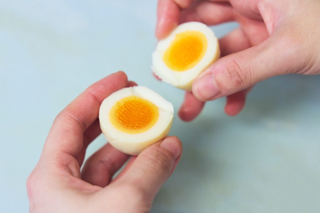 7 ししとうの揚げ浸し & 味噌山椒味たまご／おべんと屋さん〈75foods〉吉森なな子のレシピ帖 #24 | ミシン糸や裁縫糸でカットすると、美しい断面に仕上がります。