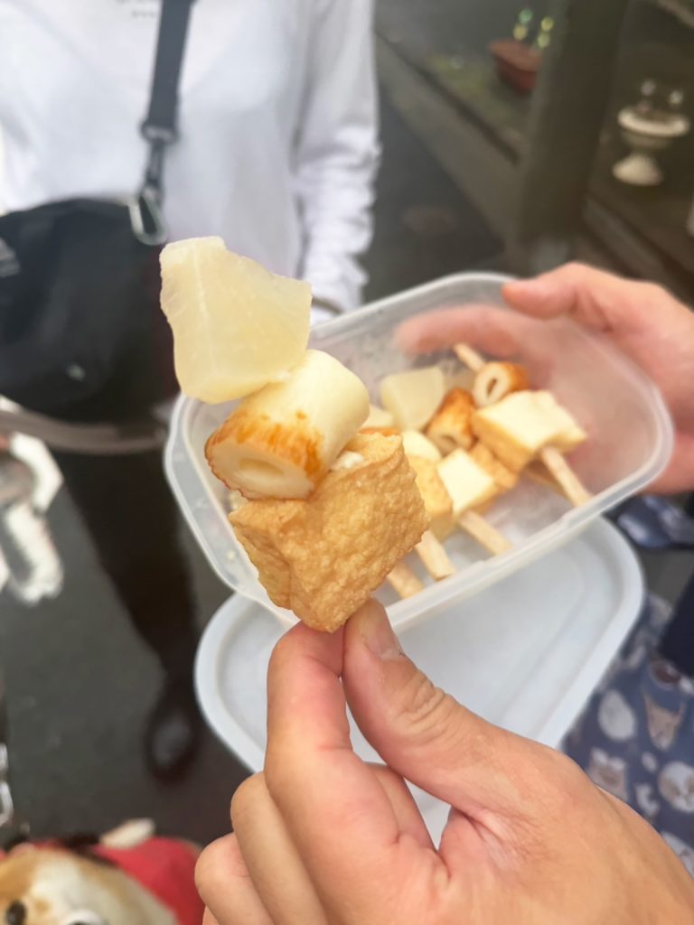本日の「こはしず弁当」はなんとおでん。そりゃあみんなが群がります。柴犬子犬ハルのワンダフルライフ