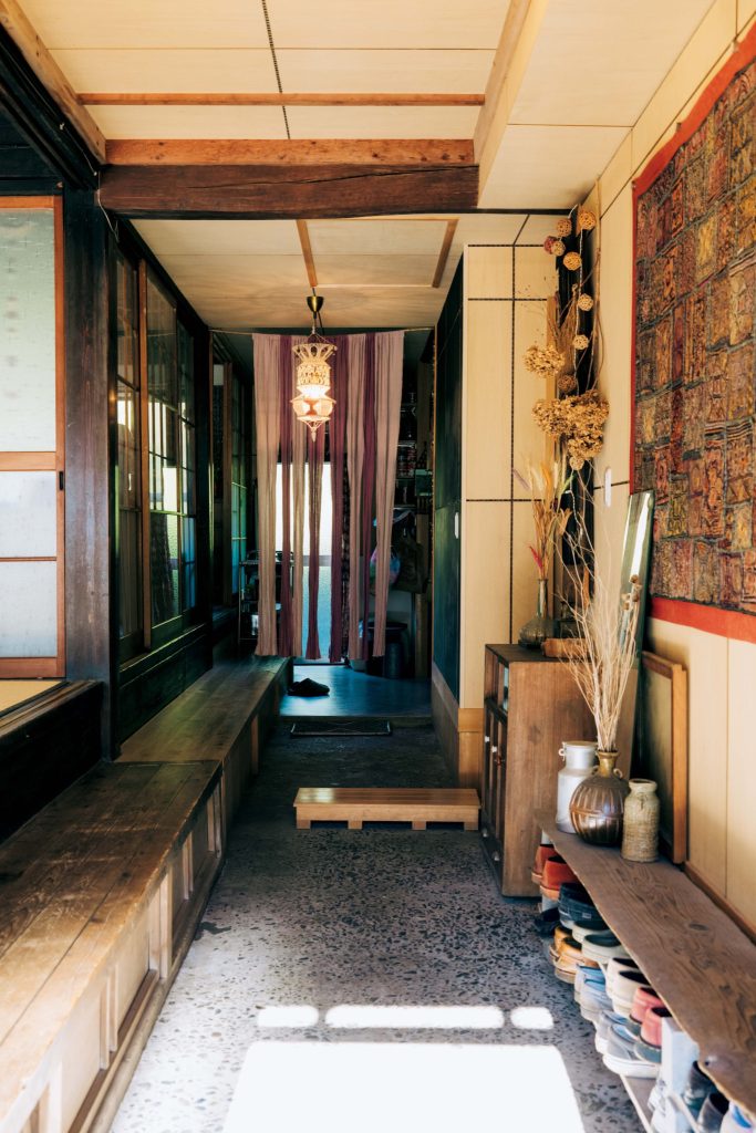 古作なつみさんの築80年の古民家。 | 前の住人が床で塞いでいたのを元に戻した通り土間。夏は玄関や窓を開け放つと、風が気持ちよく通り抜ける。右手の増築されていた空間は、娘たちの部屋として使用。
