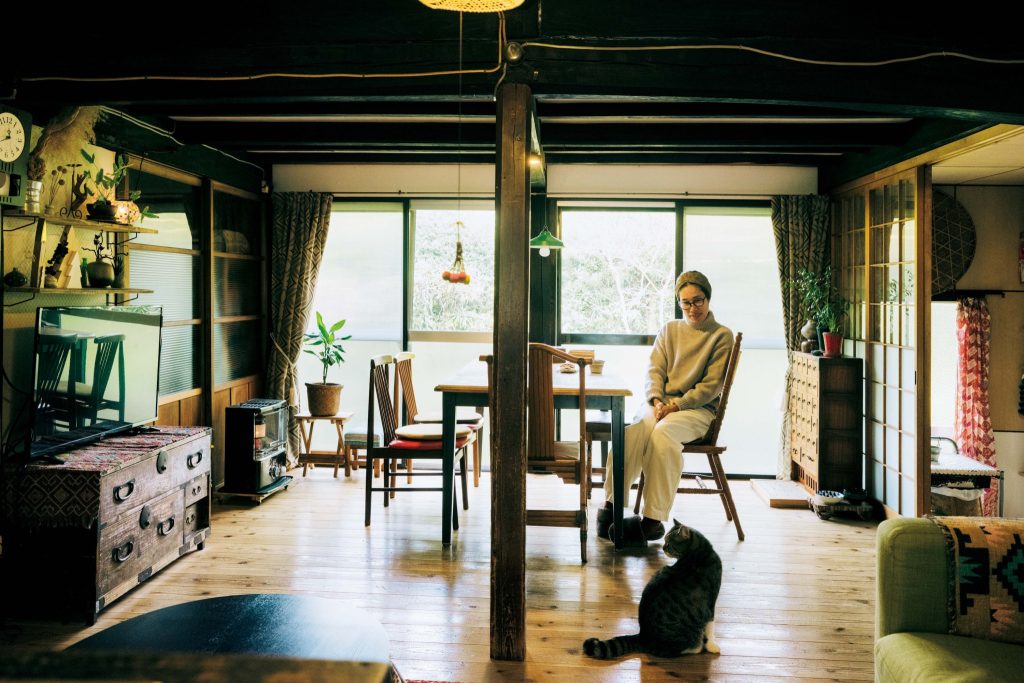 古作なつみさんの築80年の古民家。 | 建具を外して二間をつなげた、フローリングのリビングダイニング。冬は閉め切ってここだけ暖めれば、寒さのなかでも快適に過ごせる。