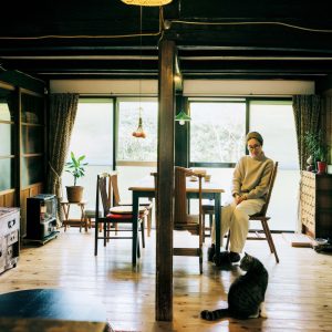 古作なつみさんの築80年の古民家。 | 建具を外して二間をつなげた、フローリングのリビングダイニング。冬は閉め切ってここだけ暖めれば、寒さのなかでも快適に過ごせる。